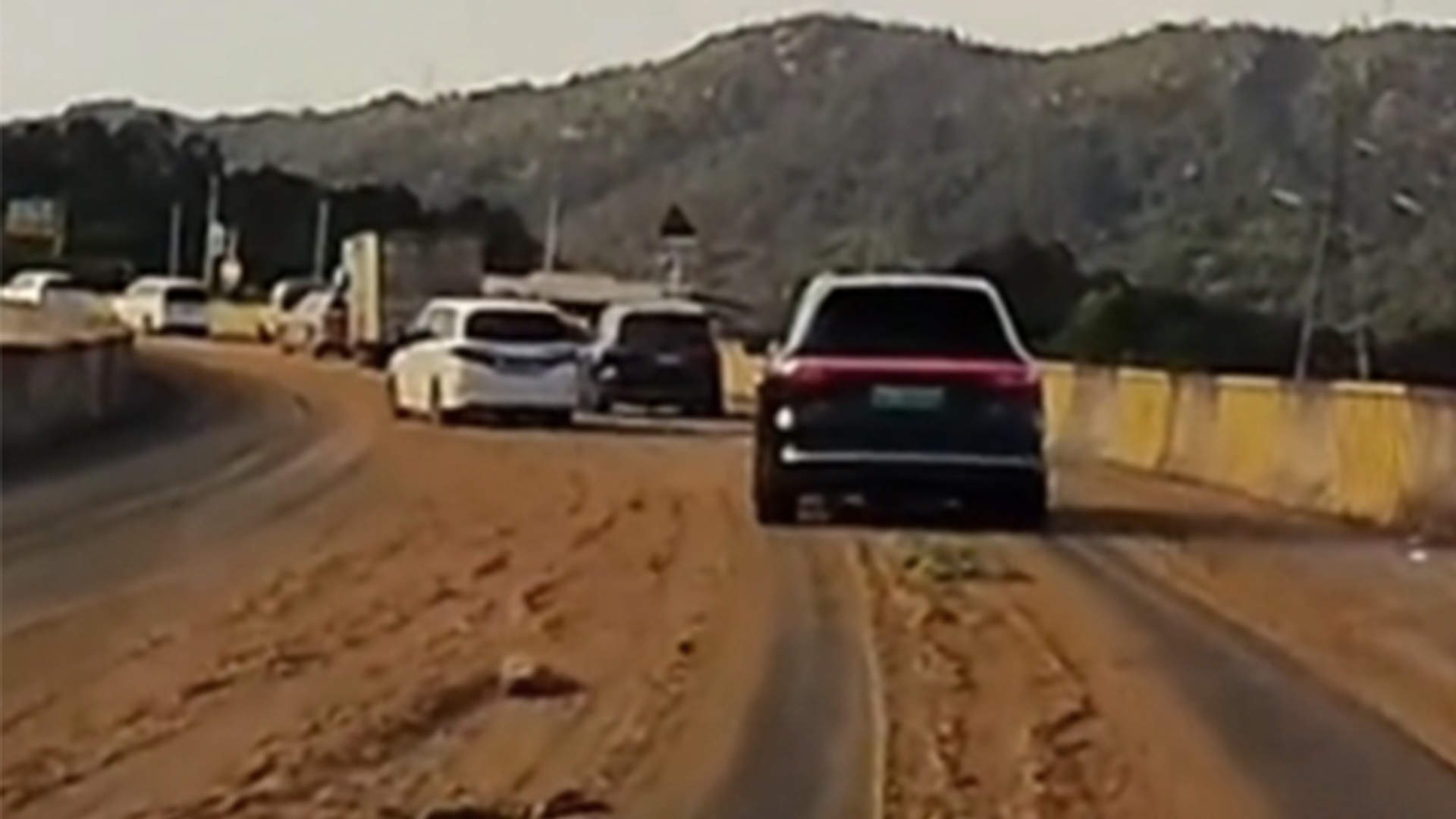 广东一高速口有货车流下大量黄色液体，多名车主路过后车身恶臭难闻，清洗多次仍有臭味，高速公司：系粪便洒落，已连夜清理