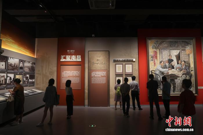 9月2日，江西南昌，民眾在參觀展覽《鐵軍出征》。中新社記者 劉力鑫 攝
