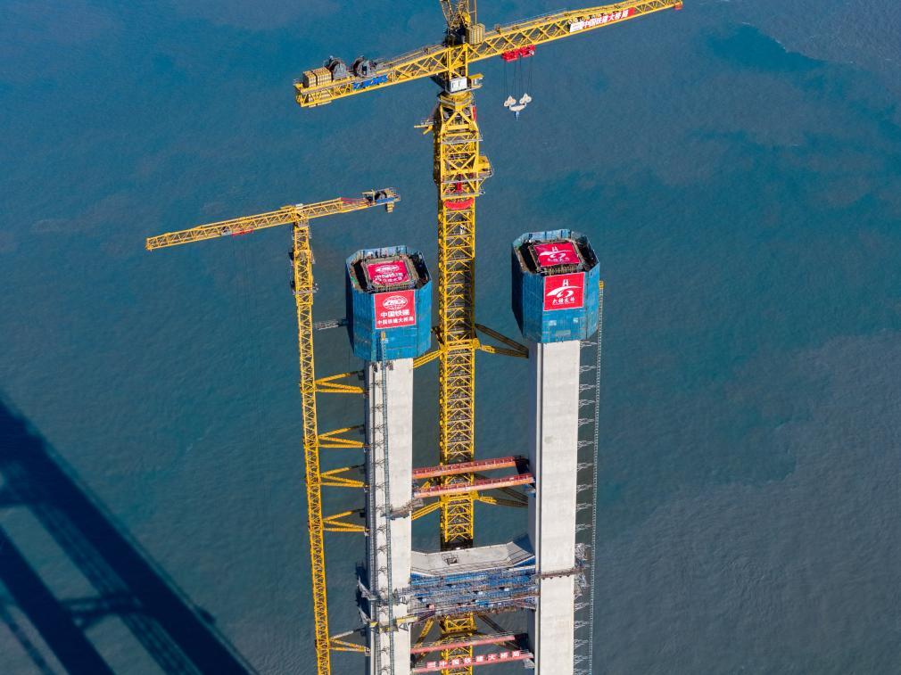 图为双屿门特大桥首个主塔封顶施工现场。(中国铁建大桥局供图)