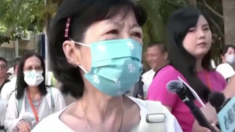 柯文哲已被关押1年，陈佩琪隔铁网痛哭：他到底犯了什么罪