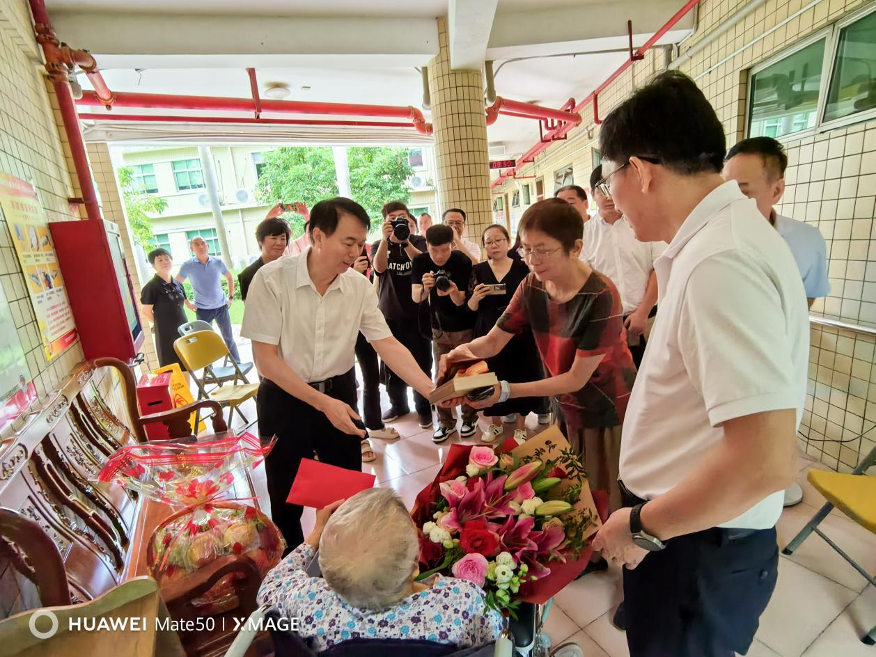 纪念抗战胜利80周年：西乡街道西乡社区联合深圳多部门走访慰问一等功臣