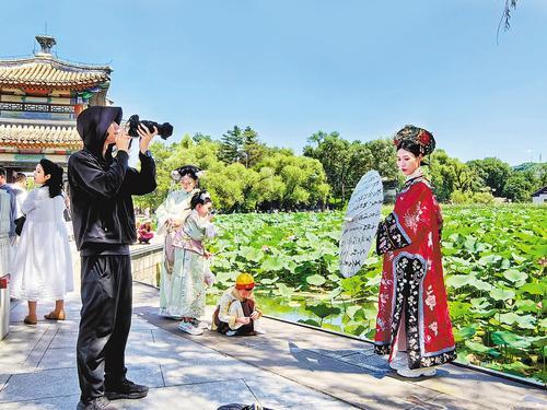 8月10日，身着民族服饰的游客在承德避暑山庄内拍照留念。 本组图片由本报记者陈宝云摄