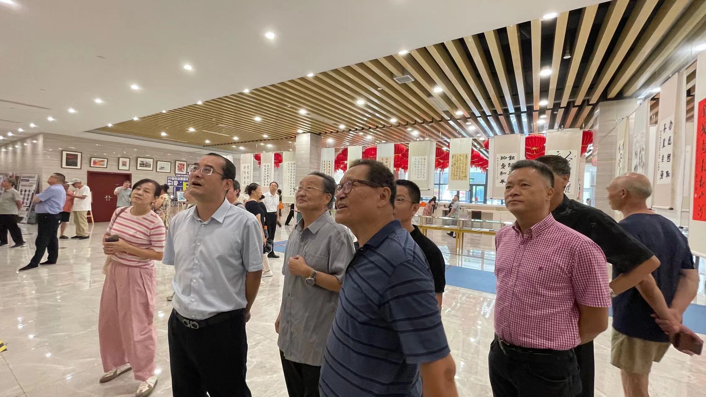 八旬老画家当“讲解员” 带居民沉浸式重温抗战书画展