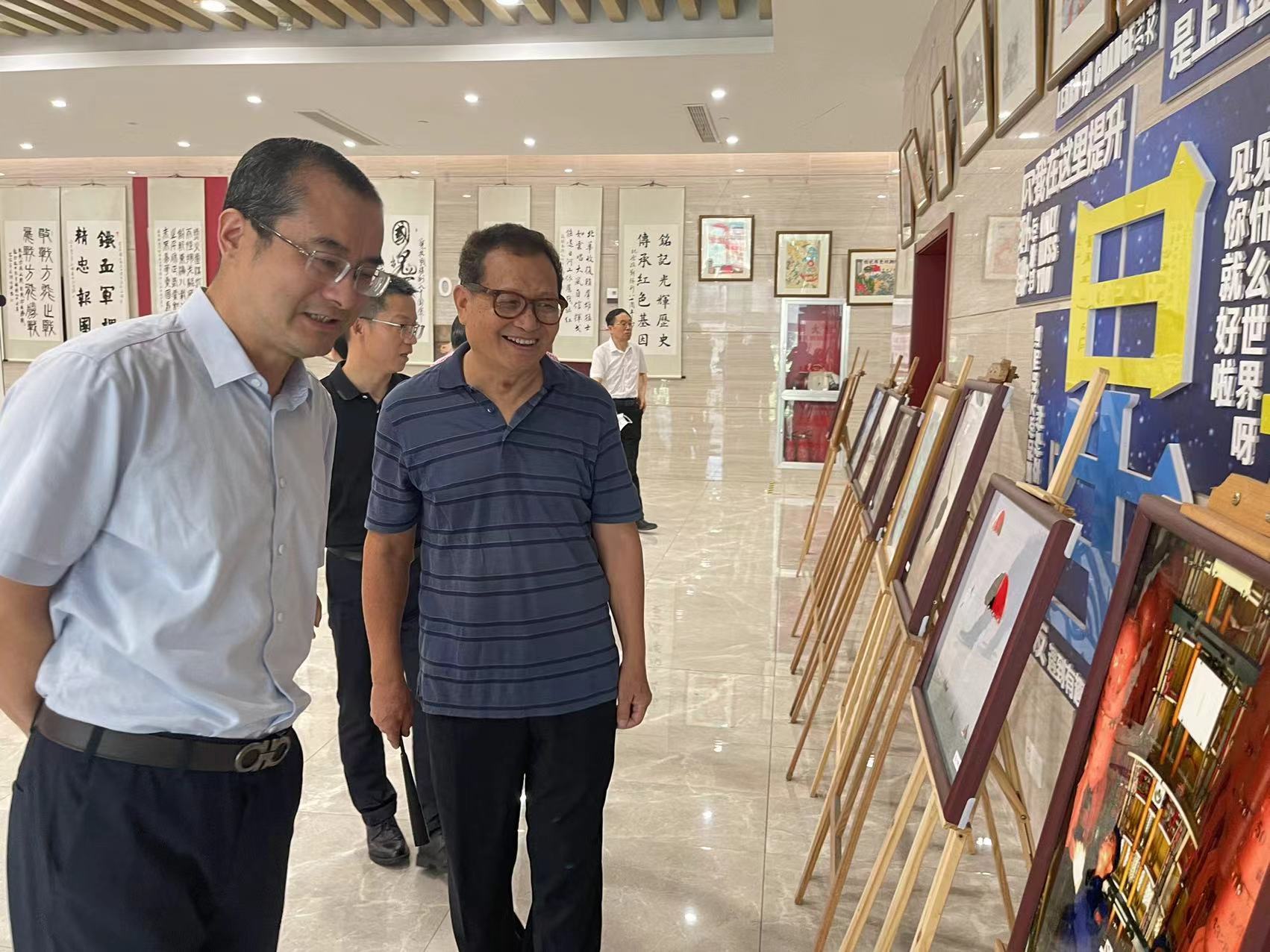 八旬老画家当“讲解员” 带居民沉浸式重温抗战书画展