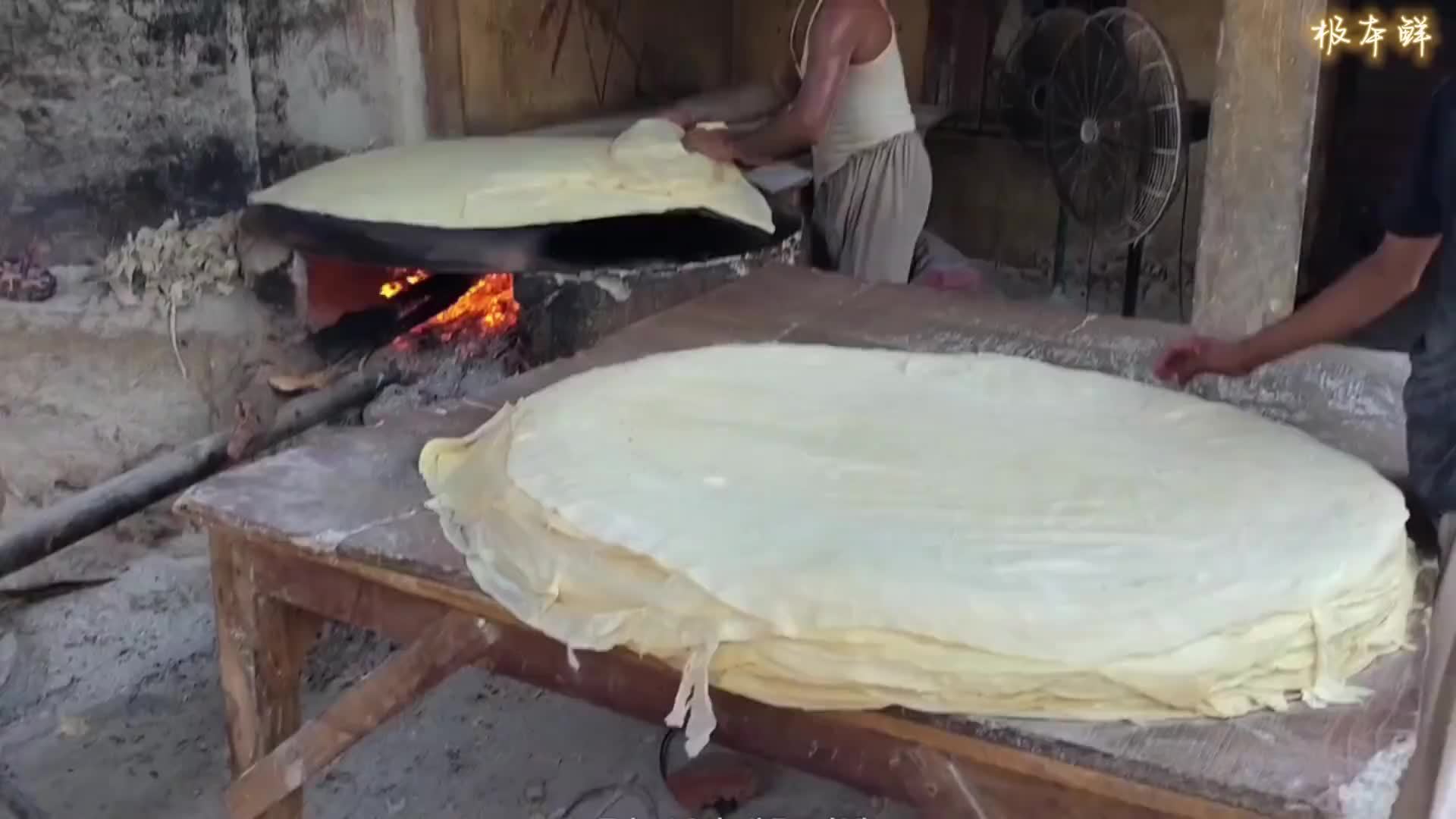 能将人包进去，400百年的老店，专做世界最大印度飞饼