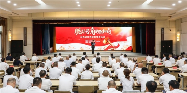 讲解员动情讲述红色故事