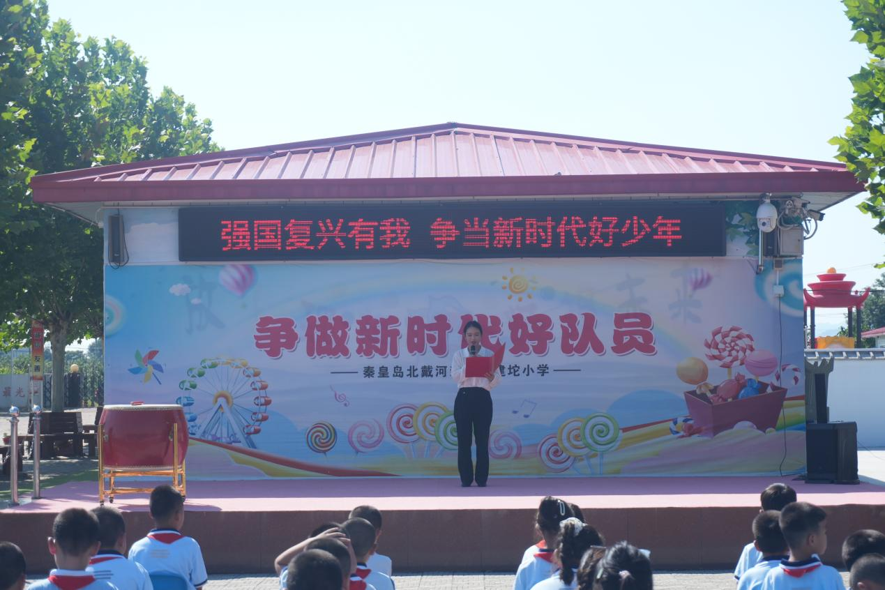 （图为老师代表发言 朱李男摄）