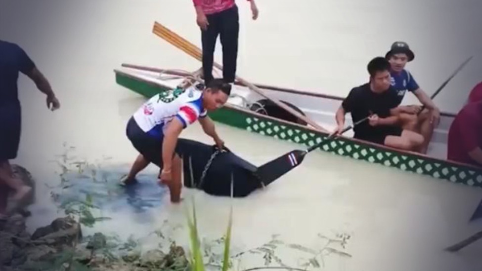 泰国不明凶手杀害女性抛尸水库，放了30斤哑铃片！死者生前整形，硅胶有中文序号