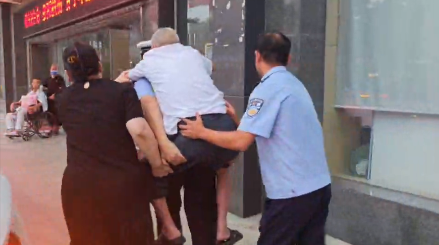 徐州八旬老人雨天摔倒受伤 警车开道、交警背行开启“暖心接力”