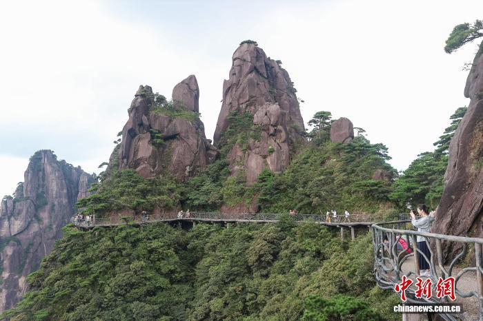 8月30日,江西上饶三清山,游客行走在高空栈道上。中新社记者 刘力鑫 摄