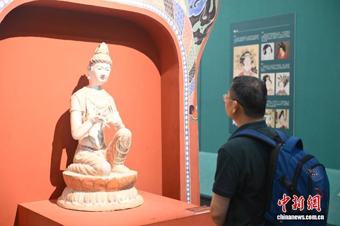 图为活动嘉宾参观敦煌塑像 中新社记者 李亚龙 摄