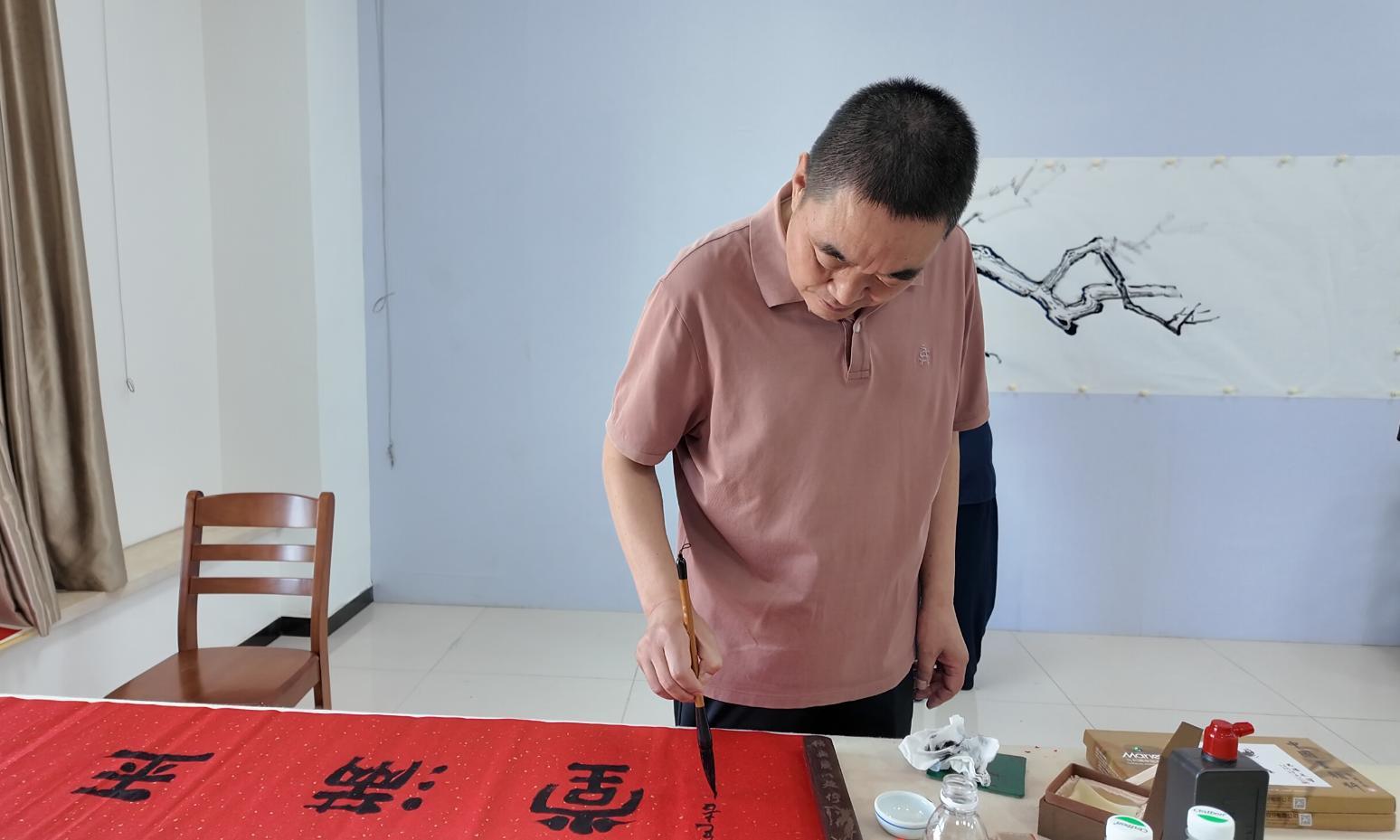 河北省书法协会会员刘景广创作中。孙世伟 摄