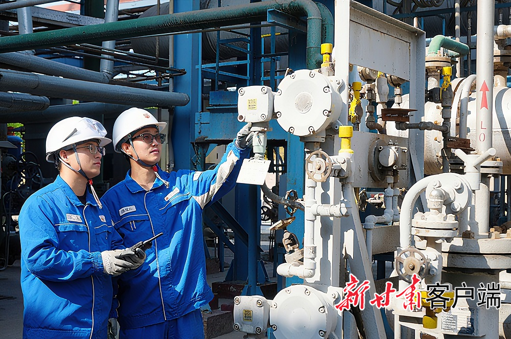 图为兰州石化员工正在检查关键设备运行情况（兰州石化供图）