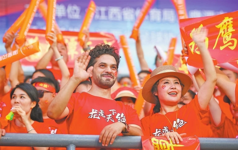 8月16日，国际友人球迷正在观看鹰潭主场迎战上饶队的比赛。