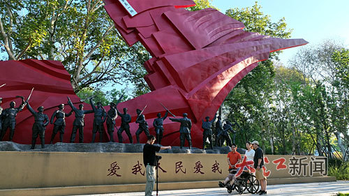 8月6日，在九江市甘棠公園，志愿者們正為抗戰老兵史素華拍攝視頻。 本報全媒體記者 陸文青攝