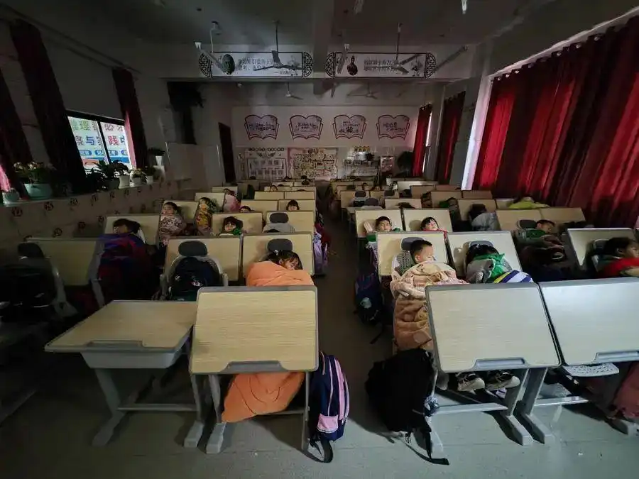 貴州省龍里縣第六小學教室學生午睡場景，圖源自新華社