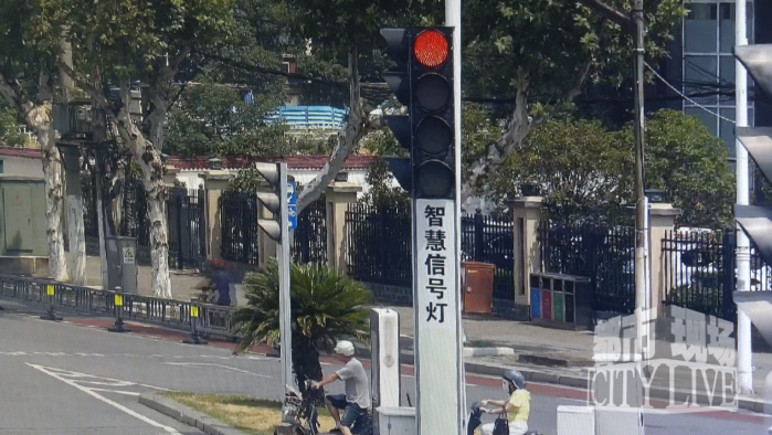 南昌新一代智慧信号灯上线 53个重点路口“车等灯”变“灯看车”