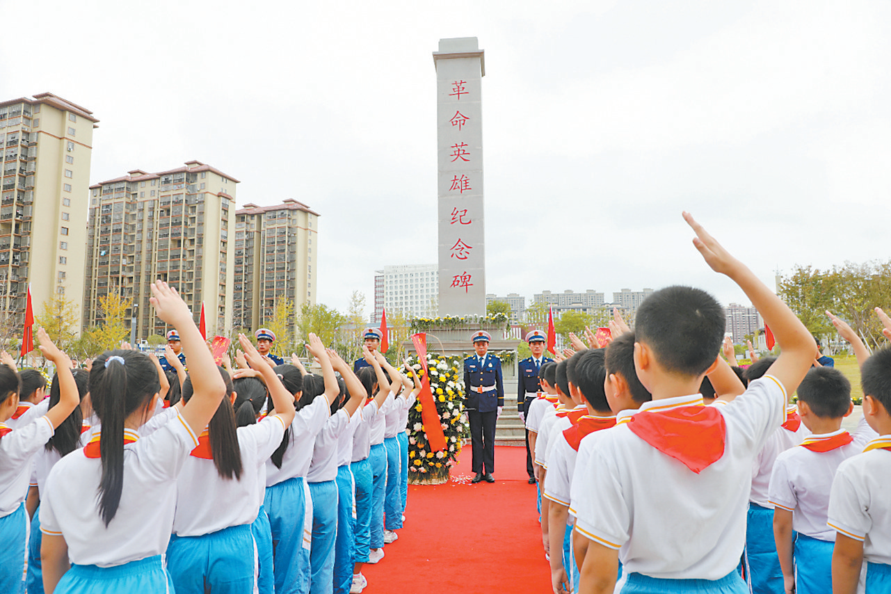 ▲在東鄉區革命紀念公園，公安民警、消防戰士、少先隊員向革命英雄紀念碑敬獻鮮花、敬禮默哀，以此傳承紅色基因、緬懷革命先烈（資料圖）。通訊員饒方其攝