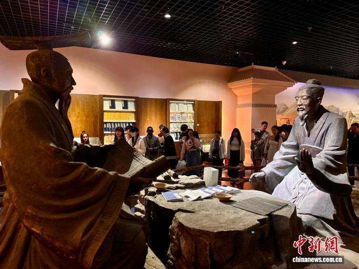 9月4日，2025年“两岸同源中华情&middot;青春少年陇上行”台湾青年研学团一行参访甘肃省庆阳市庆城县岐黄中医药文化博物馆。王牧雨　摄