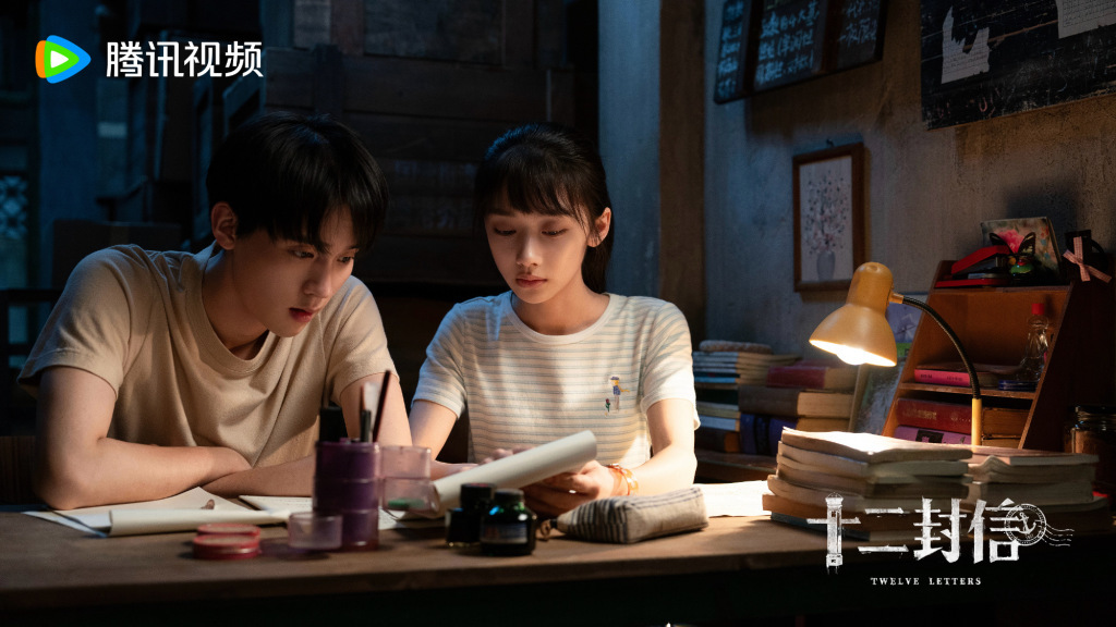 《十二封信》海报