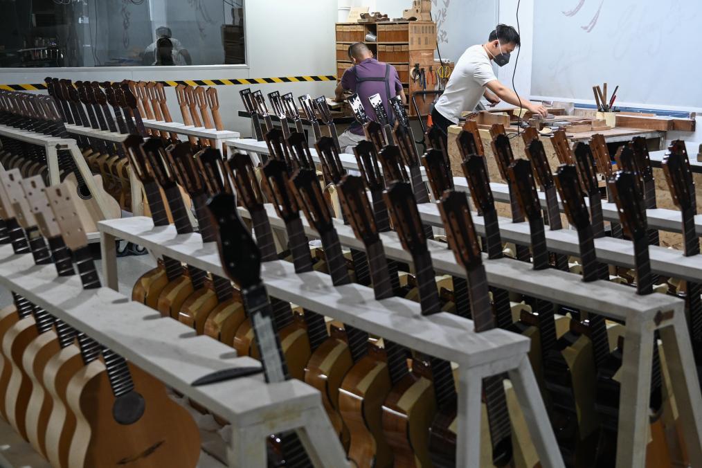   8月28日，在湖北省松滋市一家吉他企业生产车间，工人在制作吉他。新华社记者 杜子璇 摄