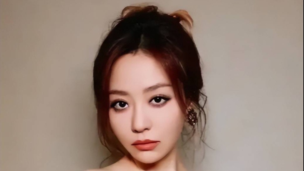 张靓颖自曝体检报告亮红灯，婚姻纠纷缠身，41岁现状揭开残酷真相封面图