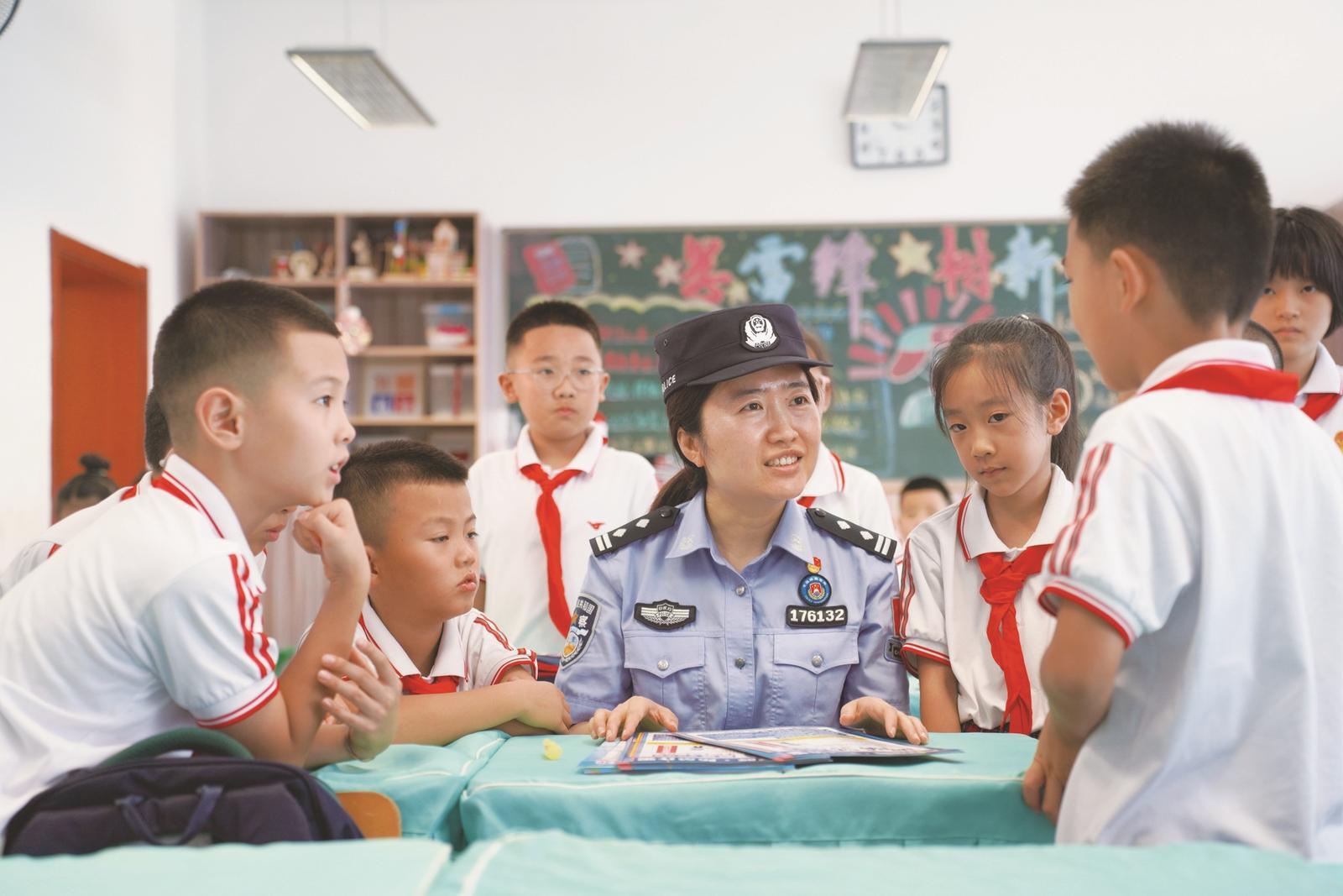 9月1日，吉林临江边境管理大队民警走进临江市外国语学校，以案例讲解、互动演示等方式，普及安全知识，为同学们带来生动的“开学第一课”。 赵文瑞 本报记者 钱文波 摄
