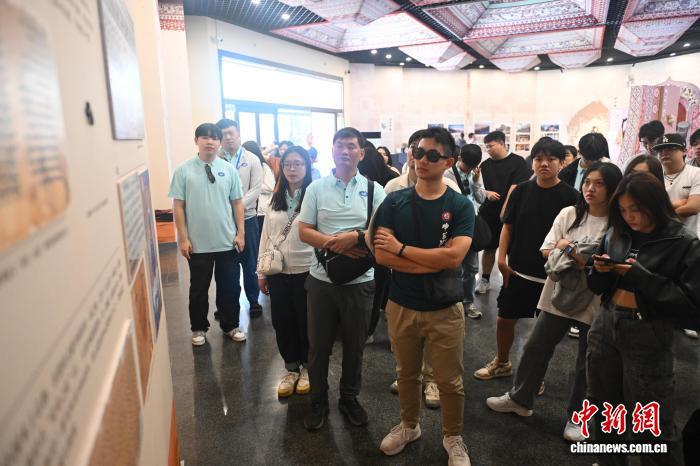 图为活动嘉宾参观了解敦煌壁画、彩塑等文化遗产的数字化保存与永续利用 中新社记者 李亚龙 摄