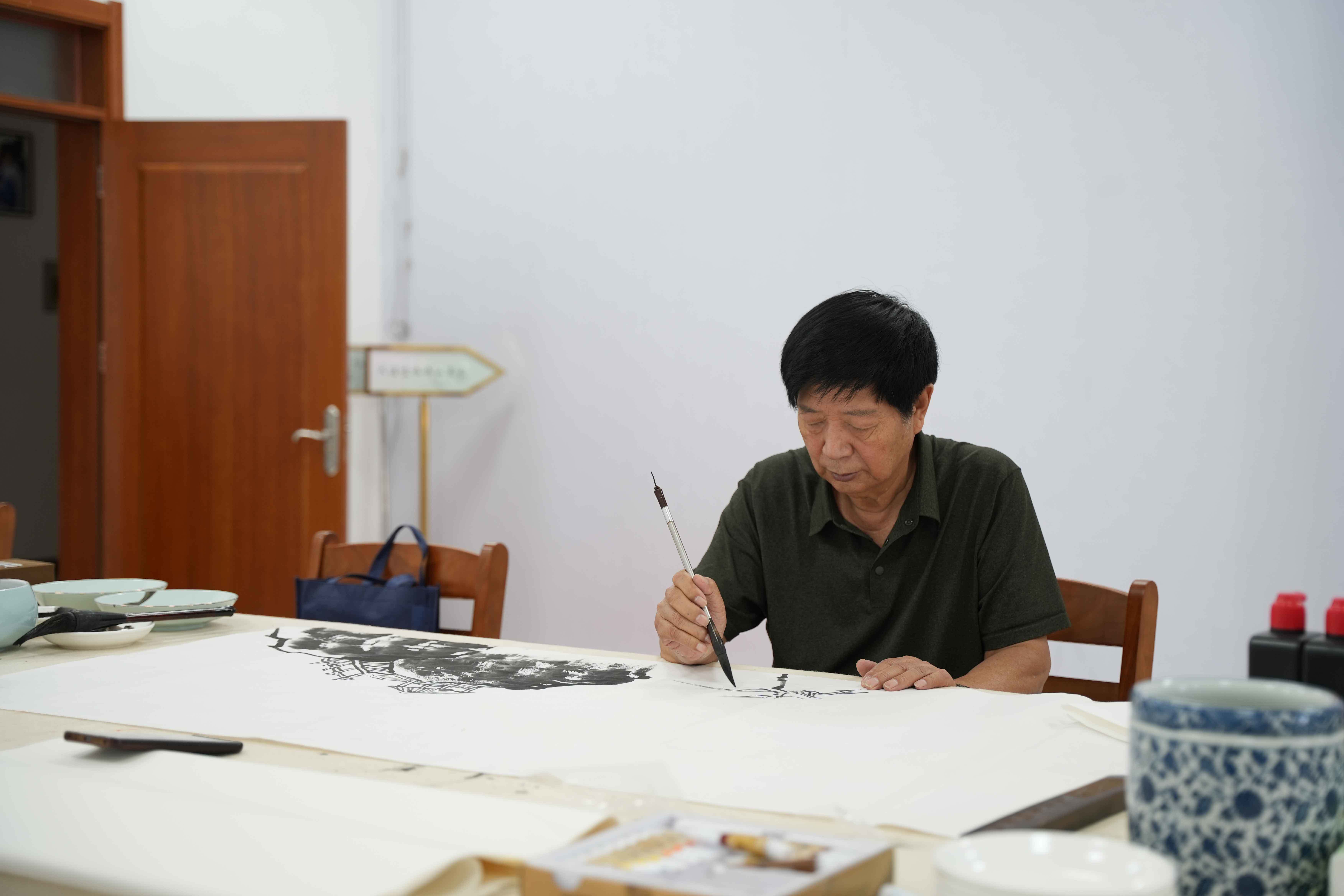 国家一级美术师、中国国画家协会理事、中国美协特聘画师李守玉创作中。孙世伟 摄