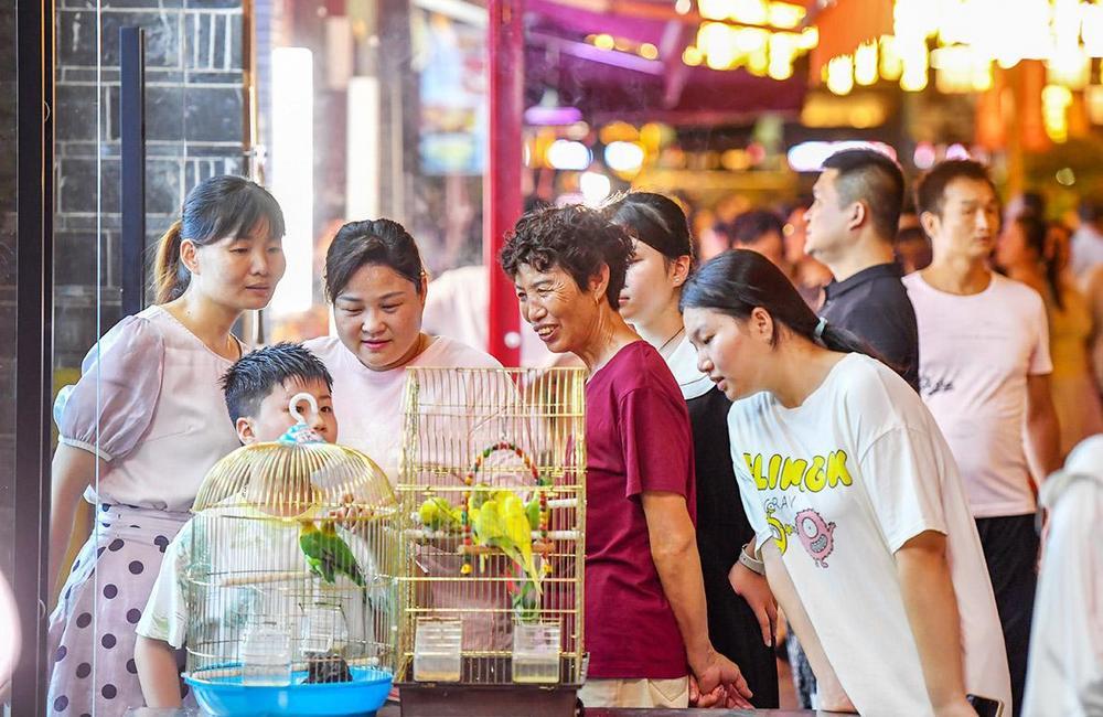 當(dāng)晚，市民在三皇里文化街區(qū)休閑游玩。