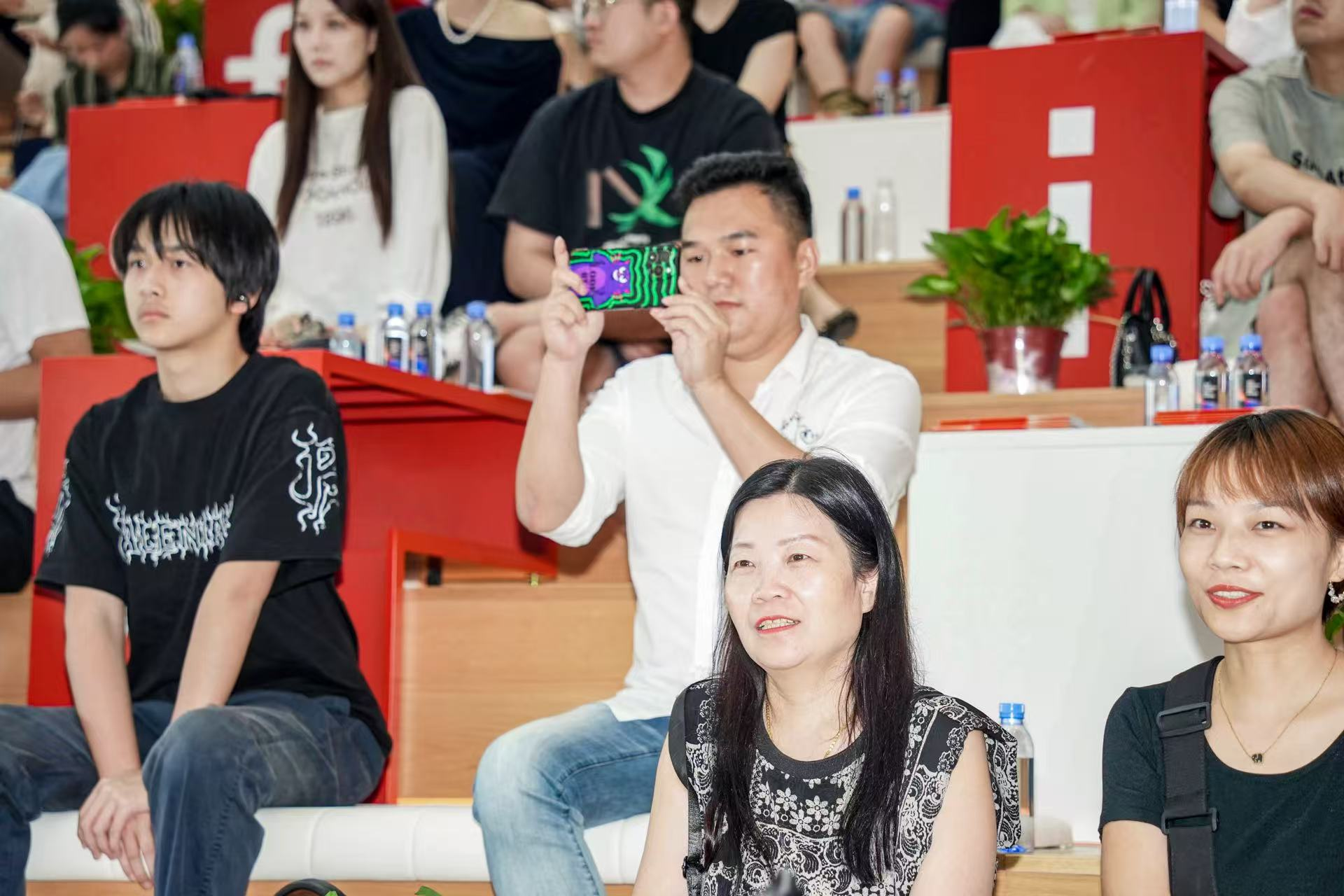 2025郑州时装周圆满闭幕 中原时尚绽放艺秀光芒