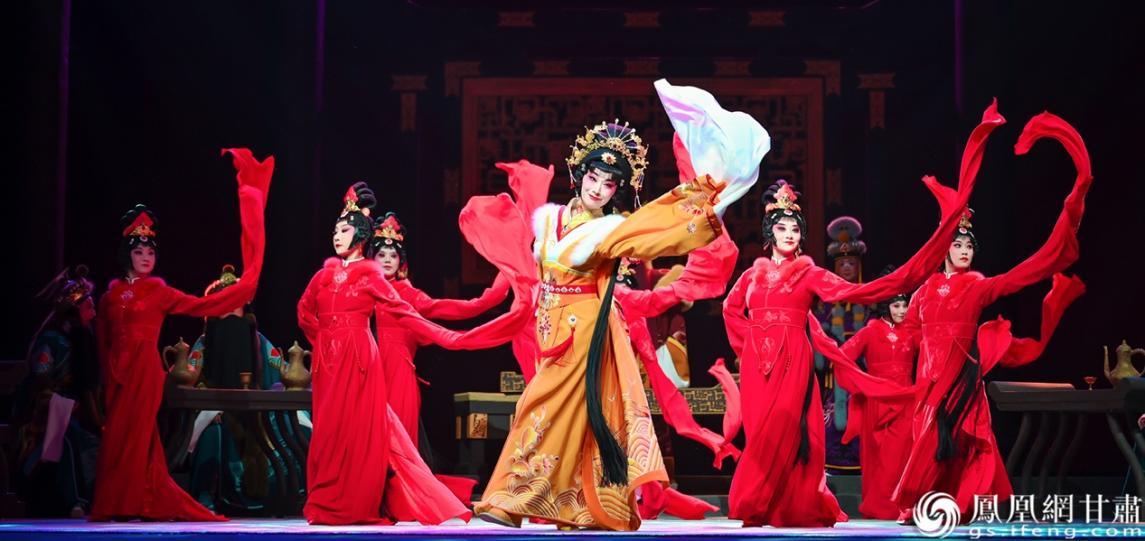 演员们身段曼妙展现扎实功底，观赏性十足。