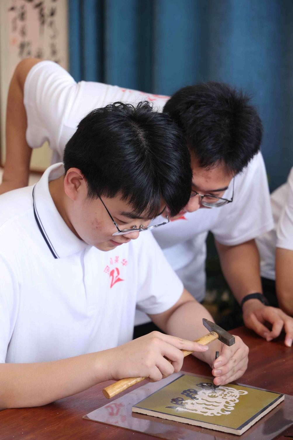 英华学子开学第一课：走进刻瓷博物馆，探寻非遗之美