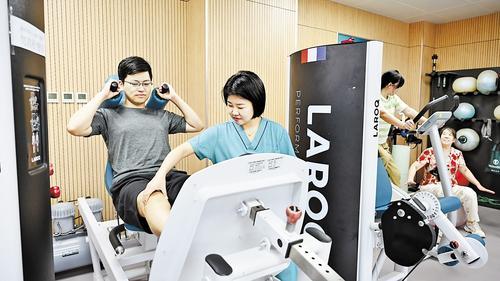 8月26日,在北京大学第三医院崇礼院区康复训练大厅,患者进行康复训练。 本组图片由本报记者郭晓通摄