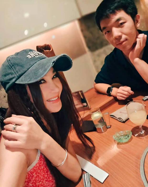温碧霞的养子看起来比较安静内敛。
