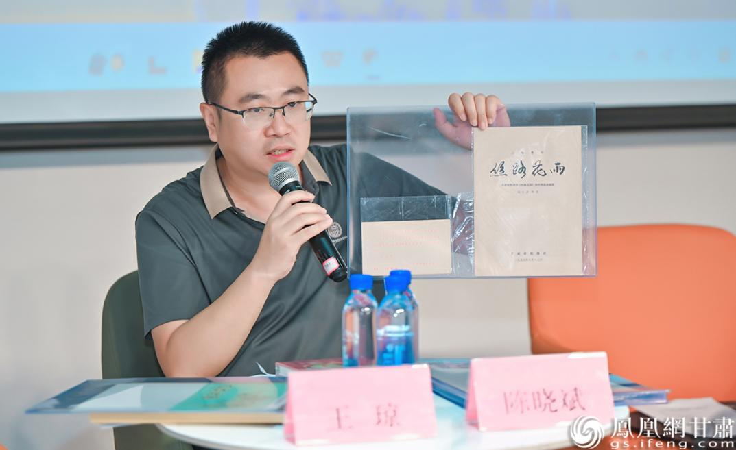 甘肃知名作家、学者陈晓斌展示收藏的《丝路花雨》文献资料　杨艺锴　摄