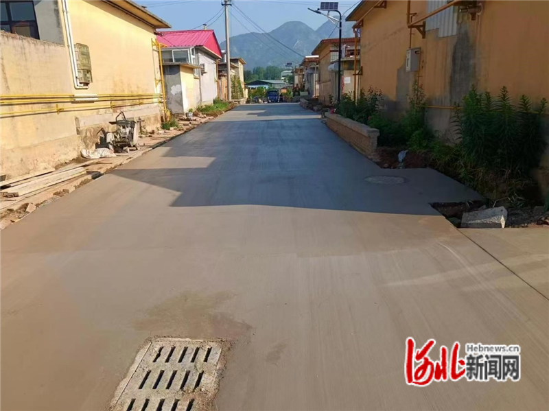 图为山海关区农村公路改造提升成果。