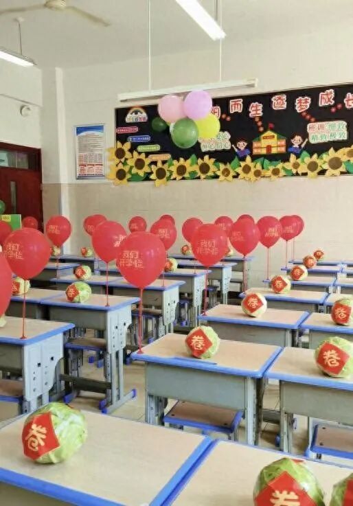 开学仪式送卷心菜。图/社交平台截图