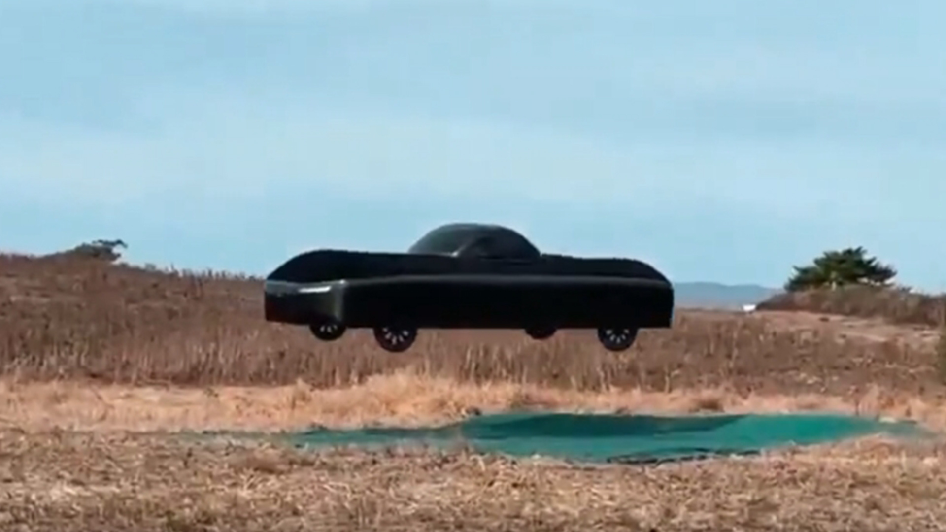 马斯克投资的飞行汽车在机场试运营，没有外露螺旋桨，能飞170公里，人民币200多万元一辆