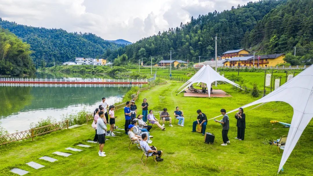 青山绿水引来游客在铜鼓看山、望水、觅乡愁。摄影丨通讯员周亮