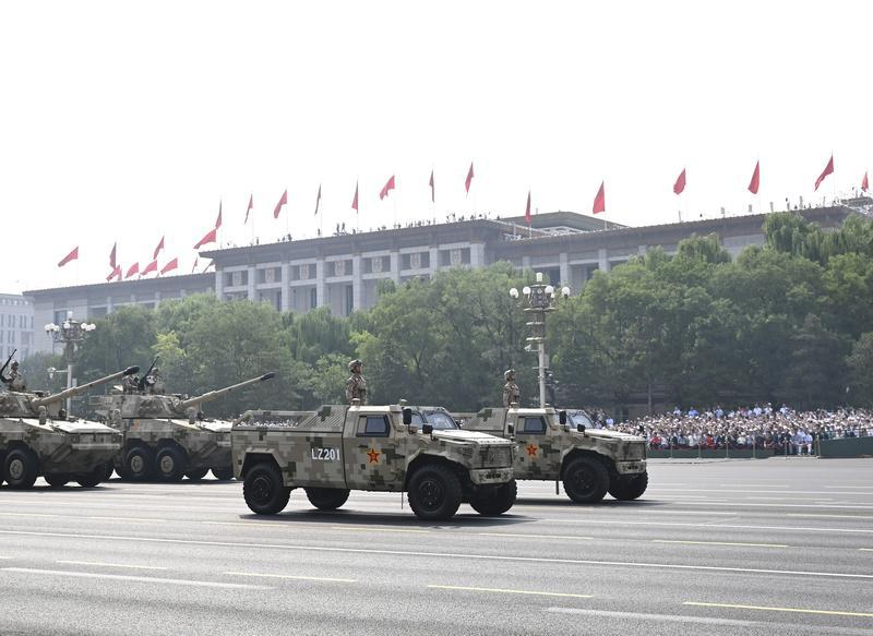 新华社照片，北京，2025年9月3日 9月3日，纪念中国人民抗日战争暨世界反法西斯战争胜利80周年大会在北京隆重举行。这是两栖突击方队接受检阅。 新华社记者 杨冠宇 摄