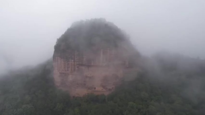 甘肃天水：航拍“麦积烟雨”　如梦如幻
