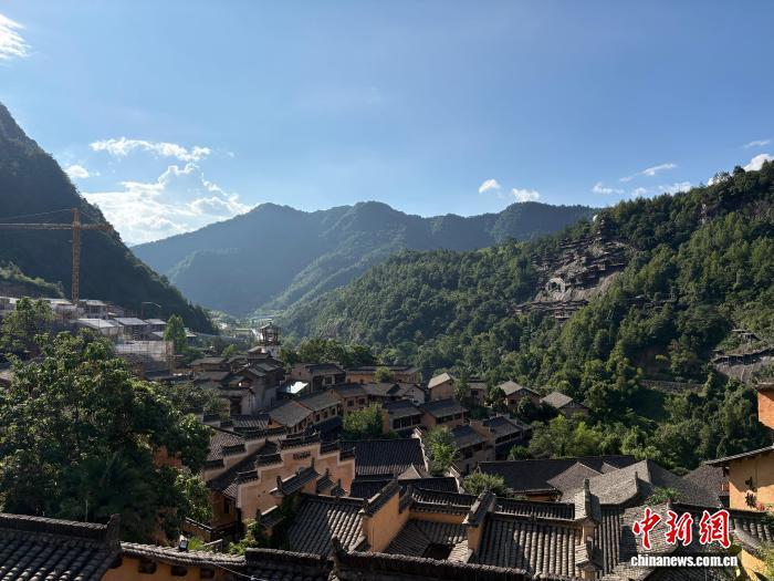 7月11日,在江西上饶望仙谷景区内,一栋栋特色民居错落有致排列在山谷之间。中新社记者 李韵涵 摄