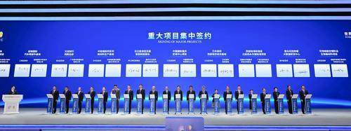 9月5日，重庆悦来国际会议中心，2025世界智能产业博览会举行重大项目集中签约仪式。记者 张锦辉 谢智强 摄