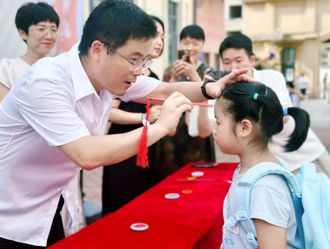 华南路小学内新生点朱砂痣