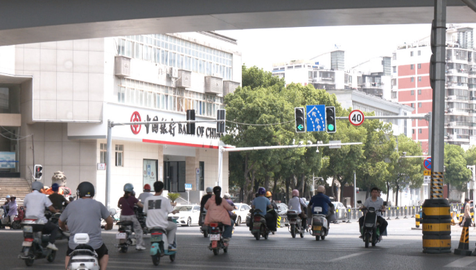 南昌新一代智慧信号灯上线 53个重点路口“车等灯”变“灯看车”