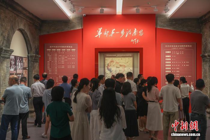 9月2日，江西南昌，民眾在參觀展覽《鐵軍出征》。中新社記者 劉力鑫 攝