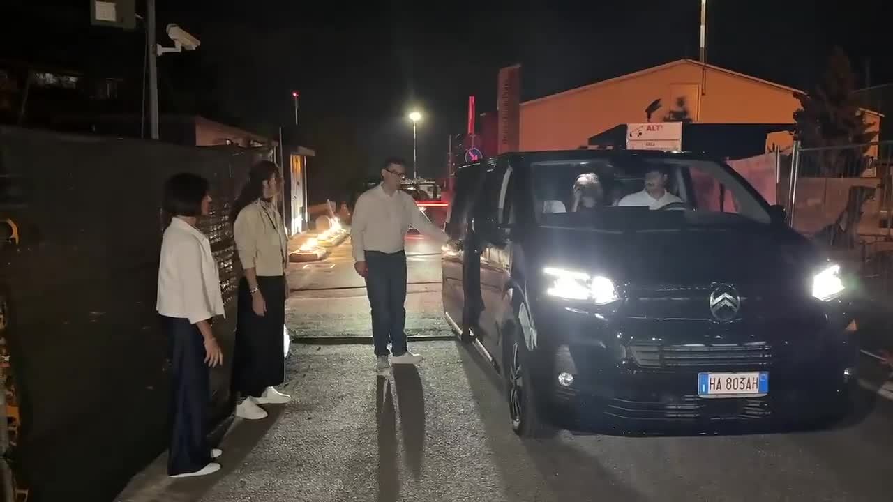 即将加盟克雷莫内塞的瓦尔迪抵达意大利，受到球迷热烈迎接