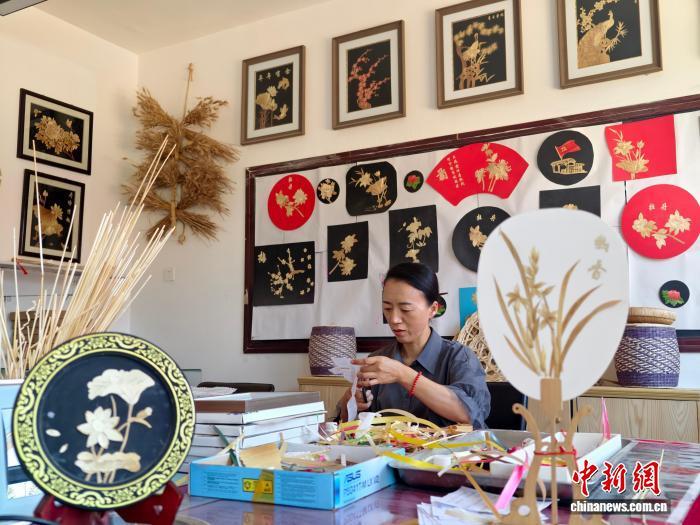 8月29日,高台剪纸艺人陈志在制作麦秆画。杨艳敏 摄
