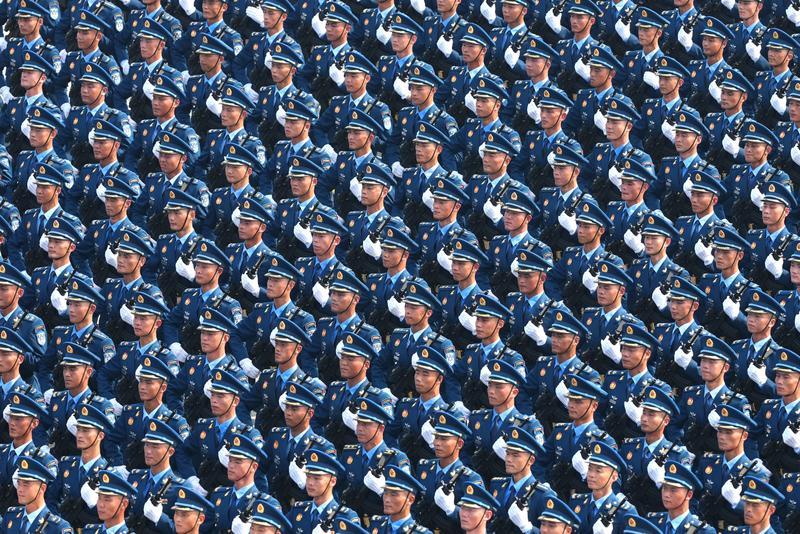 新华社照片，北京，2025年9月3日 9月3日，纪念中国人民抗日战争暨世界反法西斯战争胜利80周年大会在北京隆重举行。这是空军方队接受检阅。 新华社记者 孙非 摄
